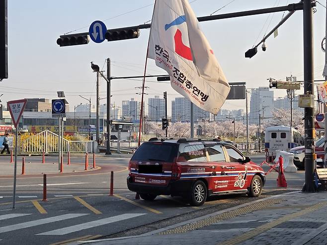 지난 2일 오전 천안역 서부역사 앞 천안역세권 혁신지구 재생사업 공사현장 입구 횡단보도 옆 노란빗금이 쳐진 안전지대에 '한국건설산업조동조합'이라고 적힌 차량이 정차해 있고 옆에 노조 깃발이 서 있다. 박하늘 기자