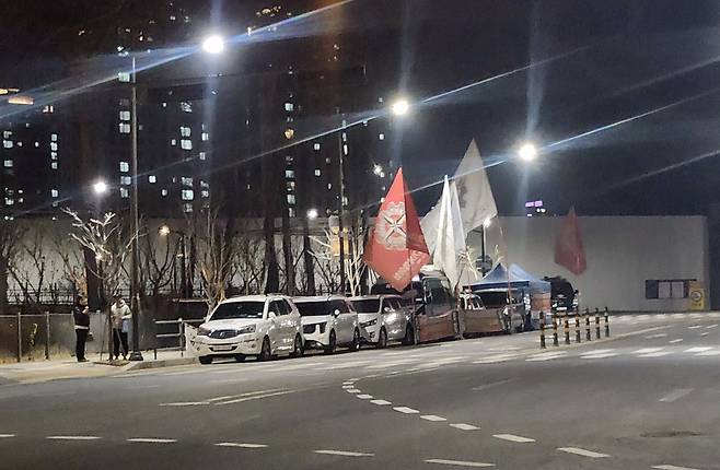 지난달 천안 청수동의 한 아파트 건설현장 앞에 도로에 노조 차량이 줄지억 주차돼 있다. 이곳에선 지난달 16일부터 사단법인 충남건설기계협의회가 집회를 진행하고 있다. 독자 제공