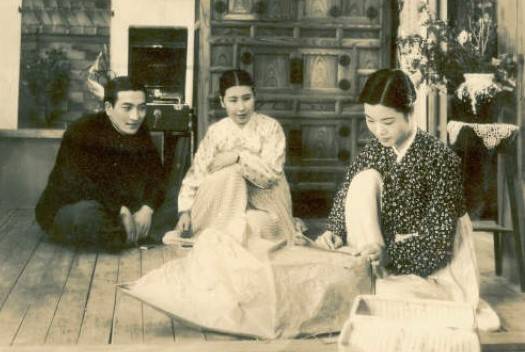 영화 '사랑에 속고 돈에 울고'의 한 장면. 남편역은 배우 김동규(왼쪽), 시어머니역은 김선초(가운데), 홍도역은 차홍녀(오른쪽)가 맡았다. 사진=한국영화데이터베이스.