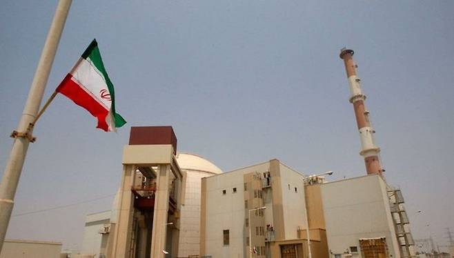 2010년 8월21일 이란 남부 도시 부셰르 외곽의 부셰르 원자력발전소 원자로 건물 앞에 이란 국기가 휘날리고 있다. ⓒ AP/연합뉴스