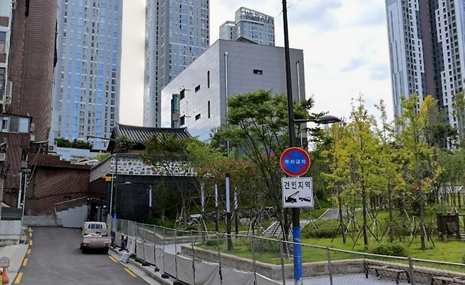 서울특별시 성동구 고산자로8라길 14에 위치한 지하 1층~지상 3층 규모의 전수관(왼쪽)과 굿당(오른쪽) 건물 전경 ⓒ네이버 지도