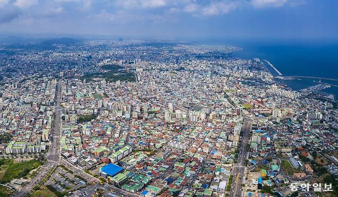 제주 인구의 60% 가까이가 거주하는 제주시 동지역 전경.  동아일보DB