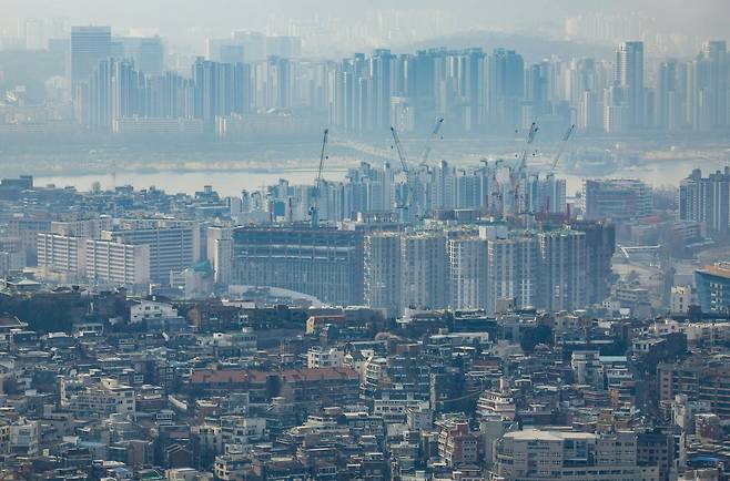 29일 서울 중구 남산에서 서울시내 아파트가 보이고 있다.  2026.03.29 [서울=뉴시스]