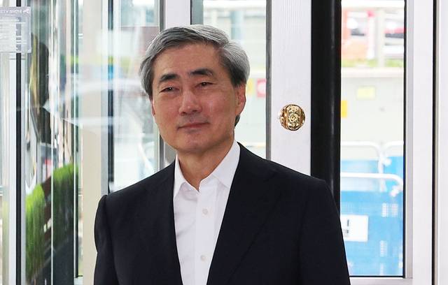 출근하는 신현송 한국은행 총재 후보자. [연합뉴스]