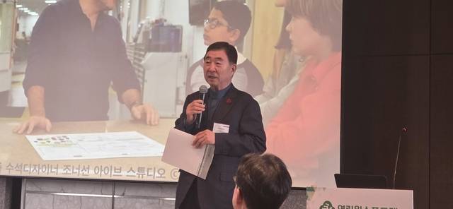 황을문 서린바이오사이언스 회장이 지난 2일 서울 중구 더플라자호텔에서 열린 ‘제215회 영림원CEO포럼’에서 축시를 낭독하고 있다. 영림원소프트랩 제공