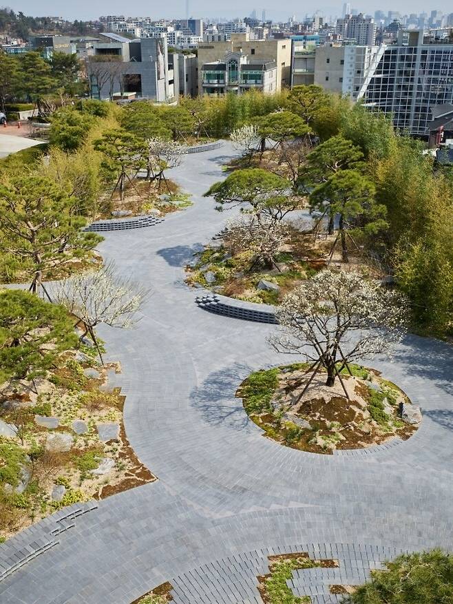 위에서 내려다본 가브리엘 오로스코의 리움 정원 전경. ©가브리엘 오로스코, 리움미술관 제공