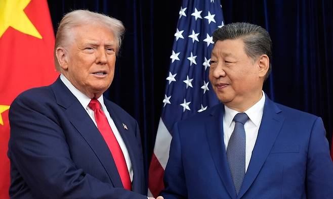 2025년 10월30일 부산 김해국제공항 의전실 나래마루에서 미-중 정상회담이 열리기 전 도널드 트럼프 미국 대통령과 시진핑 중국 국가주석이 악수하고 있다. 부산/AP 연합뉴스