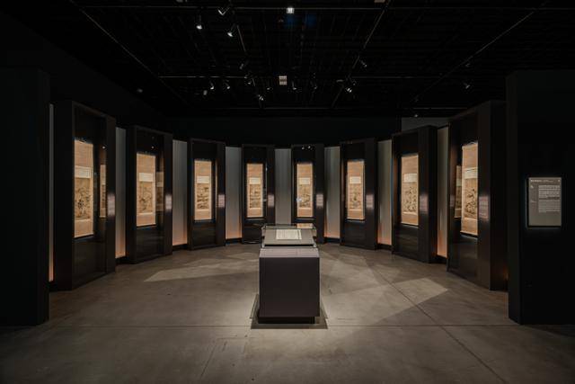 대구간송미술관 '추사의 그림수업' 전시에 나온 '예림갑을록'(앞쪽 가운데)과 '팔인수묵산수도'. '예림갑을록'에는 1849년 추사 김정희가 제자 8명의 그림에 남긴 평가가 담겨 있다. '팔인수묵산수도'는 그 대상으로 추정되는 작품이다. 대구간송미술관 제공