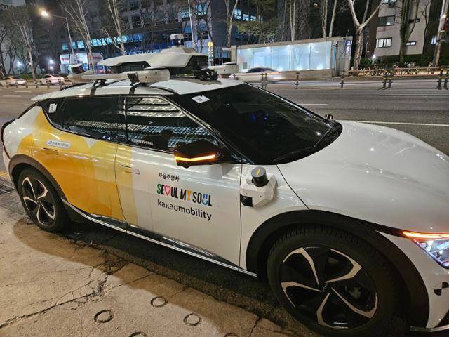 31일 오후 11시 30분쯤 서울 강남구 지하철 3호선 매봉역 인근에서 카카오T 애플리케이션으로 호출한 카카오모빌리티의 '강남 심야 자율주행 택시'가 정차해 있다. 손현성 기자