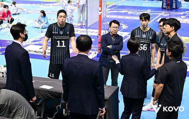 4일 챔피언 결정전 종료 후 항의하는 현대캐피탈 선수단.&nbsp;