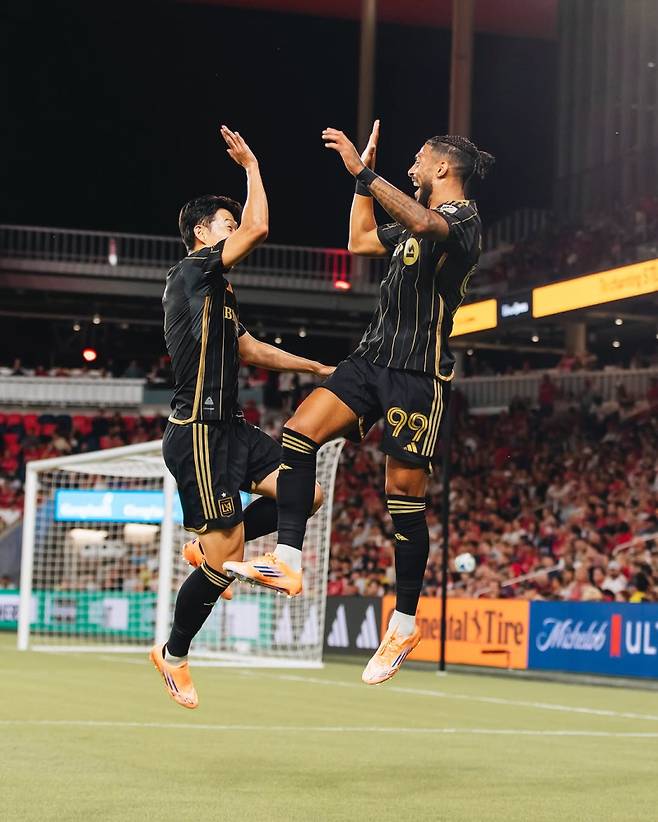 LAFC 부앙가(오른쪽)가 28일 세인트루이스전에서 선제골을 터뜨리고 손흥민과 환호하고 있다. 사진=LAFC SNS