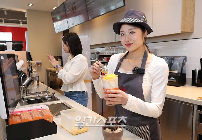 피겨스케이팅 국가대표 이해인이 5일 서울 마포구 할리스 신촌역점에서 열린 팬미팅에 앞서 직접 음료를 만들고 있다. '팬들과 함께하는 1일 바리스타' 행사로 진행된 이번 팬미팅은 사전 신청으로 참석한 팬 40명에게 이해인이 직접 제조한 음료를 제공하고 함께 질의응답을 하며 소통하는 시간을 가졌다. 이날 수익금은 영아원에 기부할 예정이다. 김민규 기자 mgkim1@edaily.co.kr /2026.04.05/