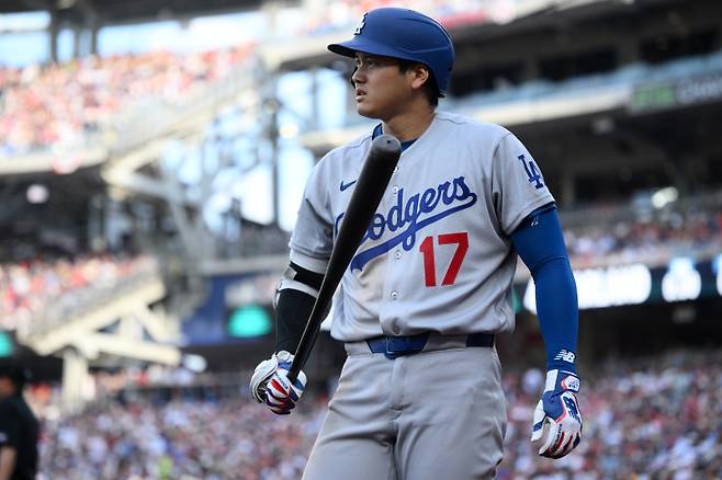 <yonhap photo-2859=""> Los Angeles Dodgers' Shohei Ohtani stands on deck during the seventh inning of a baseball game against the Washington Nationals, Saturday, April 4, 2026, in Washington. (AP Photo/Nick Wass)/2026-04-05 08:16:46/ <저작권자 ⓒ 1980~2026 ㈜연합뉴스. 무단 전재 재배포 금지, AI 학습 및 활용 금지></yonhap>
