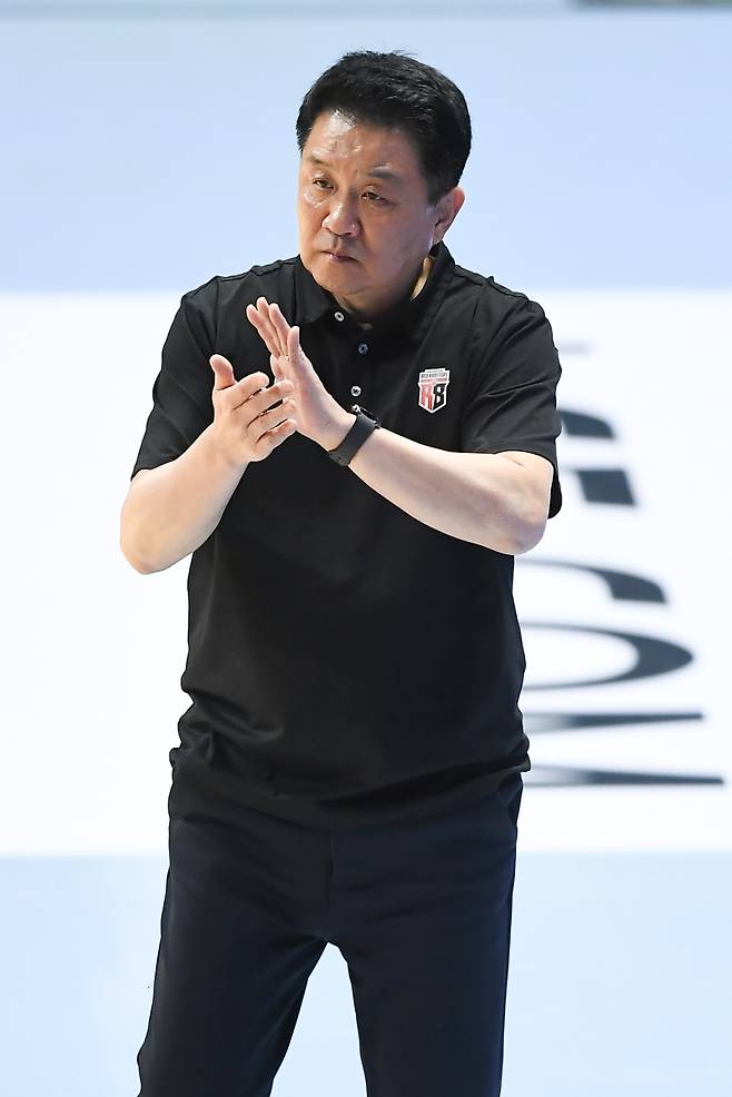 유도훈 정관장 감독이 5일 고양소노아레나에서 열린 소노와의 2025~26 LG전자 프로농구 정규리그 경기 중 선수단에 박수를 보내고 있다. 사진=KBL