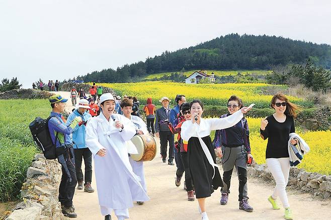 전남 완도군 청산도에서 열린 ‘슬로걷기 축제’를 찾은 관광객들이 영화 ‘서편제’ 재연 체험을 하고 있다. 사진 완도군