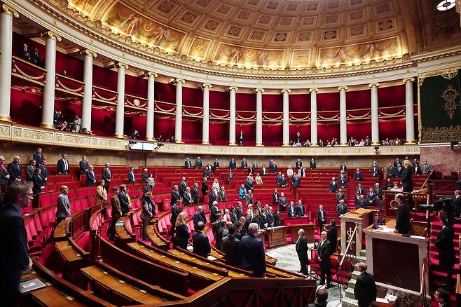 지난달 25일(현지시간) 프랑스 파리 국회에서 열린 정부 질의응답 시간에 앞서, 프랑스 정부 관계자와 국회의원들이 이라크 북부에서 이란제 드론 공격으로 전사한 프랑스 제7 알프스 "헌터" 대대 소속 아르노 프리옹 상병을 추모하기 위해 1분간 묵념하고 있다. 로이터=연합뉴스