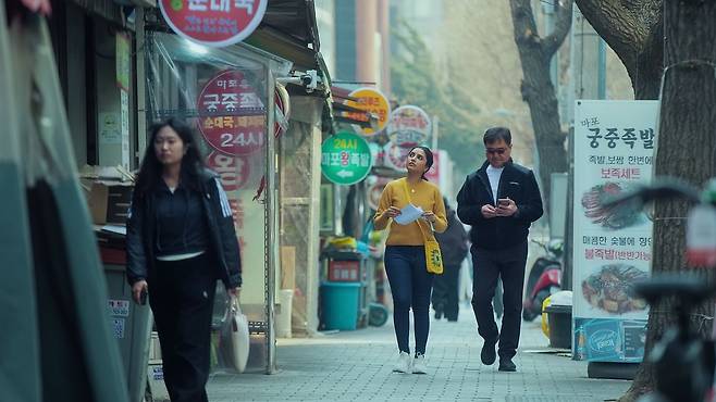 지난달 넷플릭스에 공개된 인도 영화 '다시, 서울에서(메이드 인 코리아)' 한 장면. 이 드라마는 지난달 3주차 넷플릭스의 비영어권 영화 1위에 올랐다. [사진 넷플릭스]