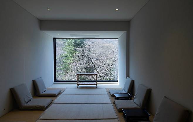 '본관'의 북스테이 공간. 사진 속 공간은 객실이 아닌 책을 읽으며 대화를 나눌 수 있는 곳이다. 권혁재 사진전문기자