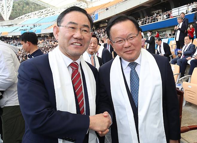 6·3 지방선거에서 더불어민주당 후보로 대구시장에 출마하는 김부겸 전 총리와 국민의힘에서 공천 배제(컷오프)된 주호영 국회부의장이 5일 오후 대구 수성구 대구스타디움에서 열린 '2026 대구 기독교 부활절 연합예배'에서 만나 악수하고 있다. 뉴스1