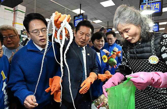 더불어민주당 정청래 대표와 정원오, 전현희, 박주민 서울시장 예비후보가 지난달 30일 서울 노량진수산시장을 방문, 상인과 대화하며 수산물을 살펴보고 있다. 정 대표는 최근 현장을 찾는 민생 행보를 대폭 늘리고 있다. 연합뉴스