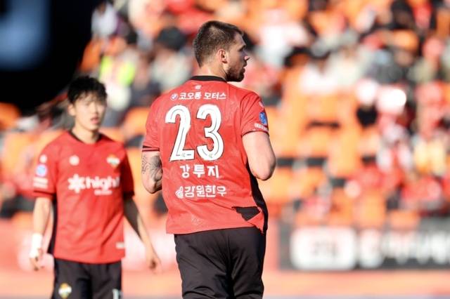 ▲ 강원FC 마르코 투치가 4일 강릉하이원아레나에서 열린 광주FC와 하나은행 K리그1 6라운드 맞대결에서 몸싸움 도중 유니폼이 찢어진 상태로 뛰고 있다. 강원FC 제공