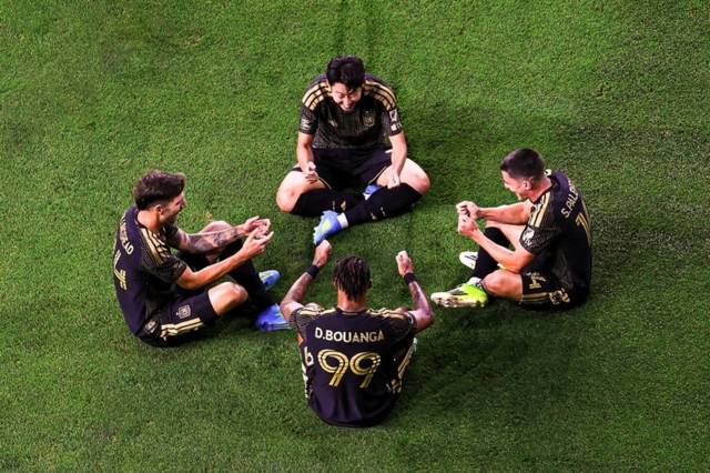 ▲ 로스앤젤레스 FC 손흥민이 5일(한국 시간) 미국 캘리포니아 LA BMO 스타디움에서 열린 올랜도 시티 SC와 2026 메이저 리그 사커 6라운드 맞대결에서 드니 부앙가의 득점을 도운 뒤 함께 세리머니를 하고 있다. 로스앤젤레스 FC 페이스북 캡처