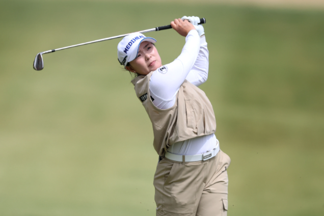 ▲ 이다연이 4일 경기 여주 더 시에나 벨루토 컨트리클럽에서 열린 더 시에나 오픈 3라운드에서 어프로치샷을 날리고 있다. 한국여자프로골프투어 제공