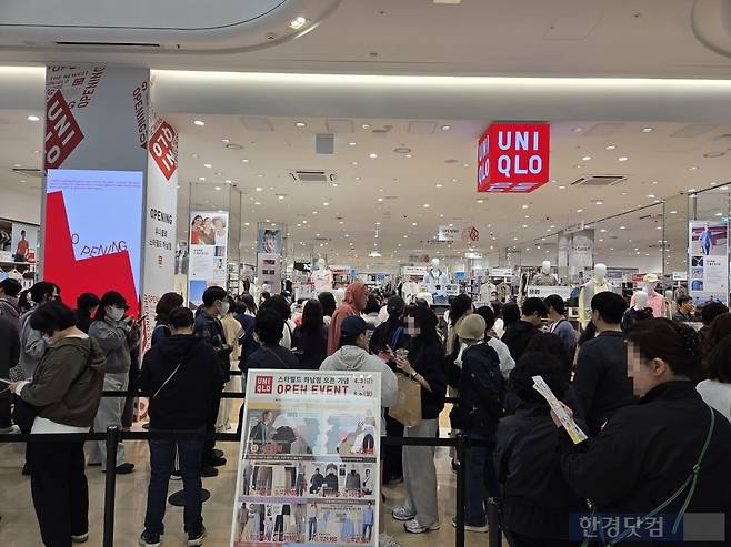 지난 3일 유니클로 스타필드 하남점 매장 입구에서 소비자들이 입장을 기다리고 있다./사진=박수림 기자
