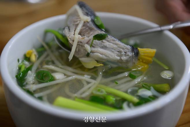 미나리를 넣은 참복국. 경향신문 자료사진