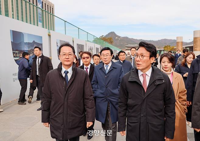 김민석 국무총리가 지난해 11월17일 서울 광화문 광장 세종대왕 동상 오른편에 들어설 ‘감상의 정원’ 부지를 둘러보고 있다. 이준헌 기자