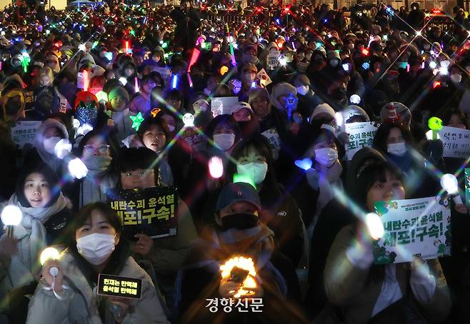 2024년 12월24일 서울 지하철 3호선 경복궁역 인근에서 ‘윤석열즉각퇴진·사회대개혁 비상행동’ 주최로 열린 메리퇴진 크리스마스 민주주의 응원봉 콘서트에서 시민들이 응원봉을 흔들며 공연을 즐기고 있다. 정효진 기자