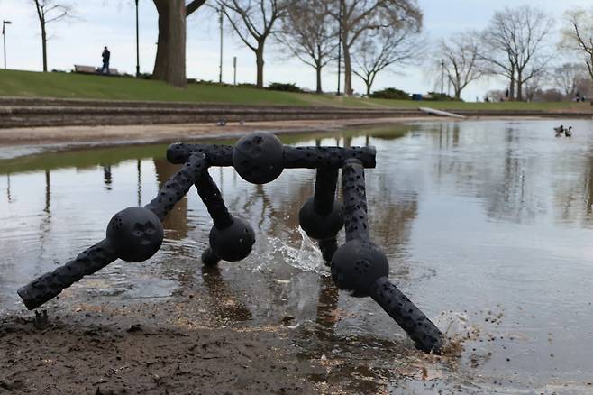 흙탕물 위에서 ‘다리 메타머신’이 전진 중인 모습. 노스웨스턴대 제공