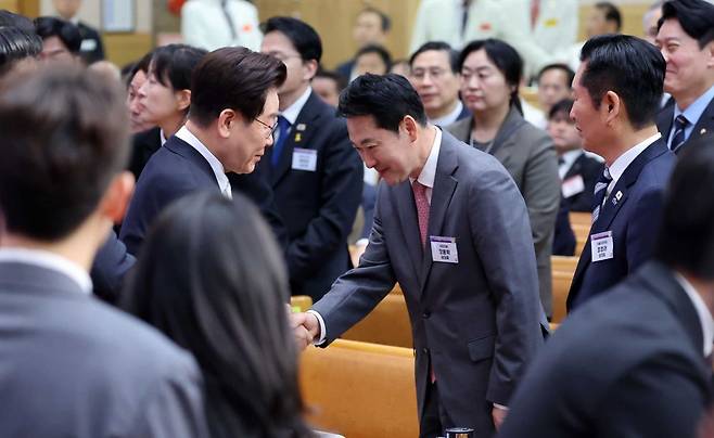 이재명 대통령이 5일 서울 여의도순복음교회에서 열린 2026 부활절 연합예배에서 장동혁 국민의힘 대표와 인사하며 악수를 나누고 있다. 김지훈 기자