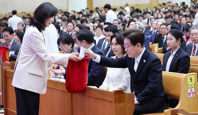 이재명 대통령이 5일 서울 여의도순복음교회에서 열린 2026 부활절 연합예배에서 헌금하고 있다. 김지훈 기자