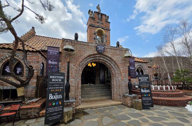 여주 루덴시아에 최근에 조성된 비틀즈와 데이비드 보위, 밥 딜런 등의 희귀 앨범이 전시된 ‘아날로그 스튜디오’ 입구 전경. 유진동기자