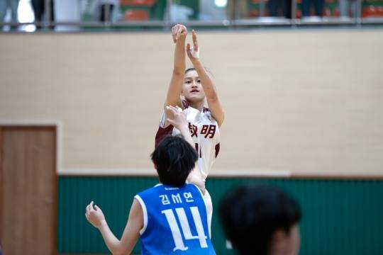 5일 숙명여중 김서율이 연암중 김서현의 수비를 피해 점프슛을 날리고 있다. [한국중고농구연맹 제공]