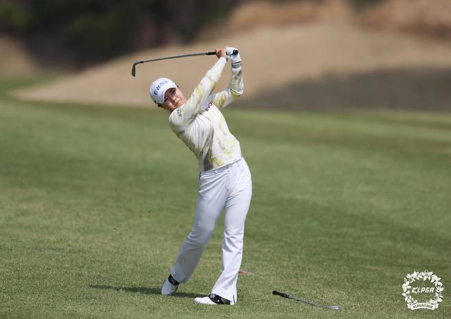 아이언샷 하는 고지원 / 사진=KLPGA 제공