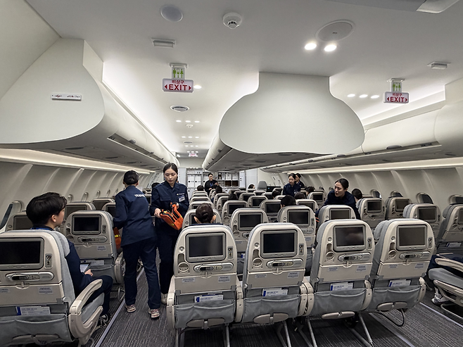 유한대학교 항공훈련센터에서 파라타항공 승무원들이 비상훈련 교육을 하고 있다. [안서진 기자]