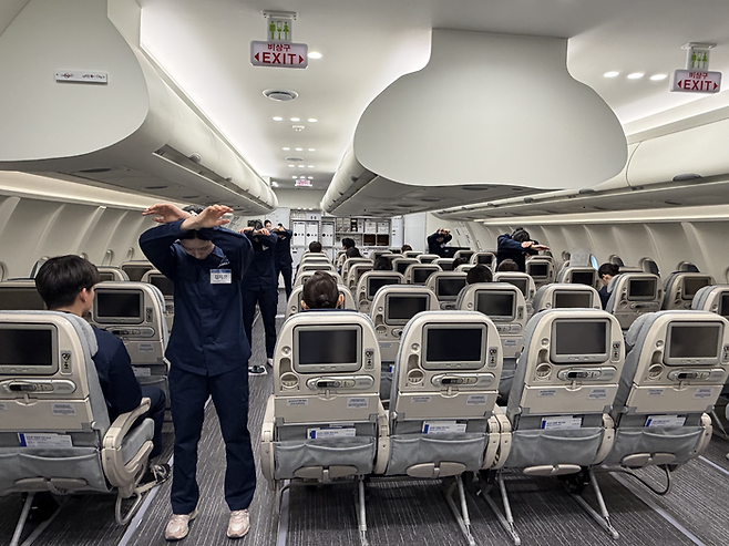 파라타항공 승무원들이 충격 방지 자세를 취하고 있다. [안서진 기자]