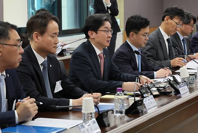 이억원 금융위원장이 지난 1일 서울 종로구 정부서울청사에서 열린 가계부채 점검회의에서 발언하고 있다. [사진출처=연합뉴스]