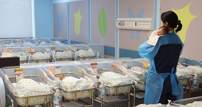 고양시 CHA의과학대학교 일산차병원 신생아실에서 간호사가 신생아들을 돌보고 있다. [이승환 기자]