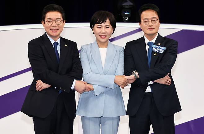 정원오(왼쪽부터), 전현희, 박주민 더불어민주당 서울시장 예비후보가 지난달 31일 서울 마포구 상암동 MBC 신사옥에서 열린 더불어민주당 서울시장 후보자 본경선 합동토론회에서 기념촬영하고 있다. [국회사진기자단]