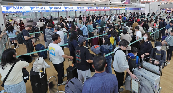 인천국제공항 제1여객터미널이 여행객으로 붐비고 있다.