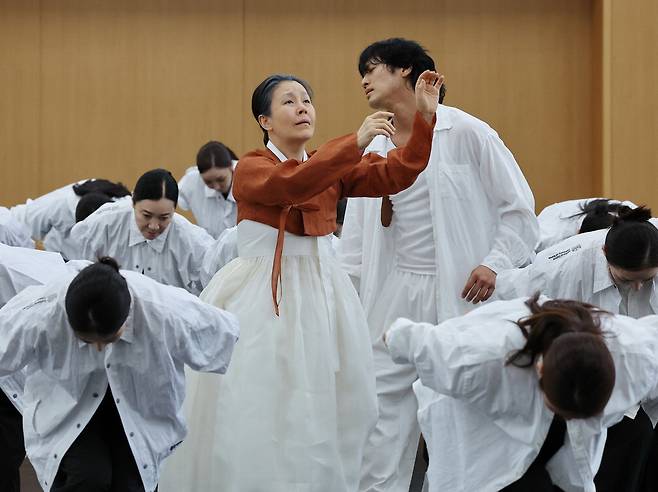 국립무용단 공연 '귀향' 시연 모습. 연합뉴스