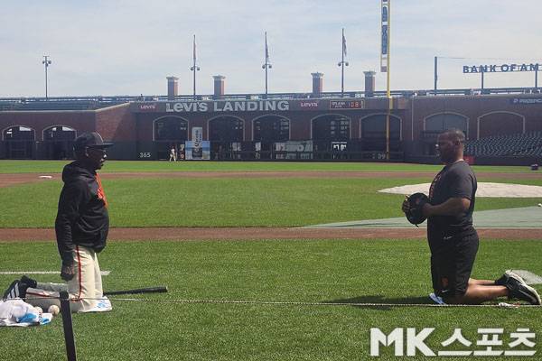 데버스가 5일(한국시간) 경기를 앞두고 론 워싱턴 코치와 수비 훈련을 하고 있다. 사진(美 샌프란시스코)= 김재호 특파원
