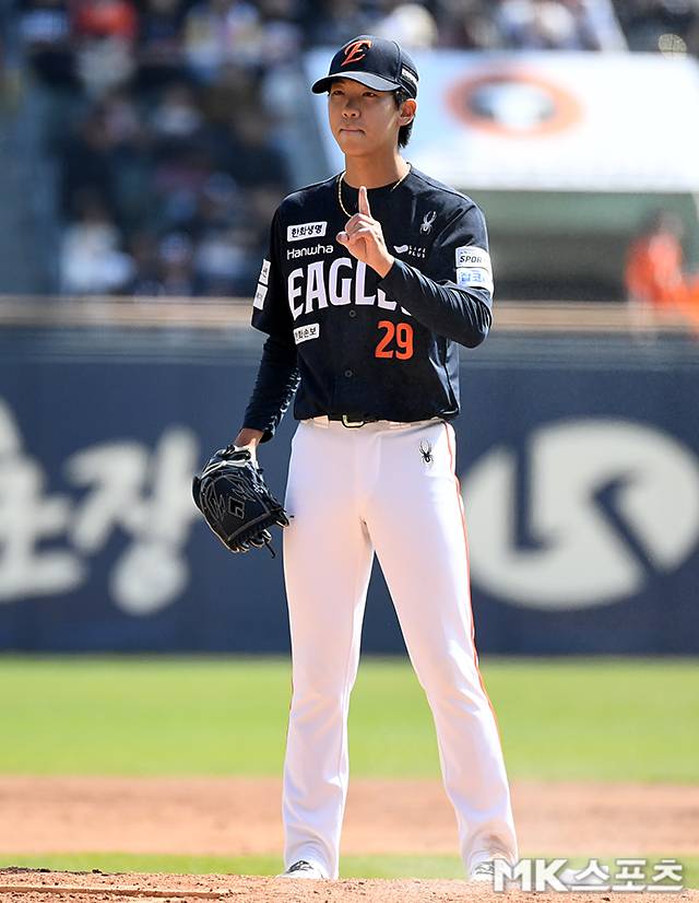 5일 서울 잠실야구장에서 ‘2026 프로야구’ 한화 이글스와 두산 베어스의 경기가 열렸다. 1회말 무사 만루 한화 선발 황준서가 투구를 준비하고 있다. 황준서는 1회말을 무실점으로 마쳤다. 사진(잠실 서울)=천정환 기자