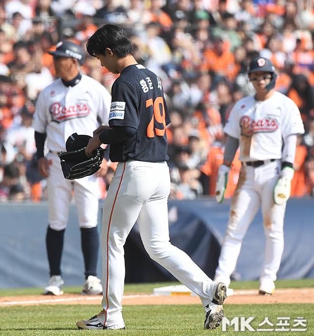 5일 서울 잠실야구장에서 ‘2026 프로야구’ 한화 이글스와 두산 베어스의 경기가 열렸다. 5회말 1사 1,3루에서 한화 선발 황준서가 마운드를 내려가고 있다. 사진(잠실 서울)=천정환 기자