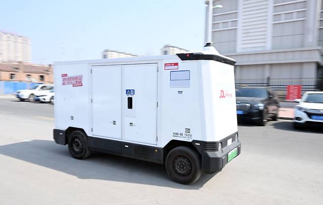 징둥 택배 무인차, 옌지(延吉) 시내에서 배송/사진=차오즈쉰(潮??)