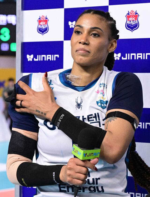 실바가 챔피언결정전 2차전에서 승리한 뒤 아이싱을 한 채 인터뷰를 하고 있다/ 한국배구연맹(KOVO)