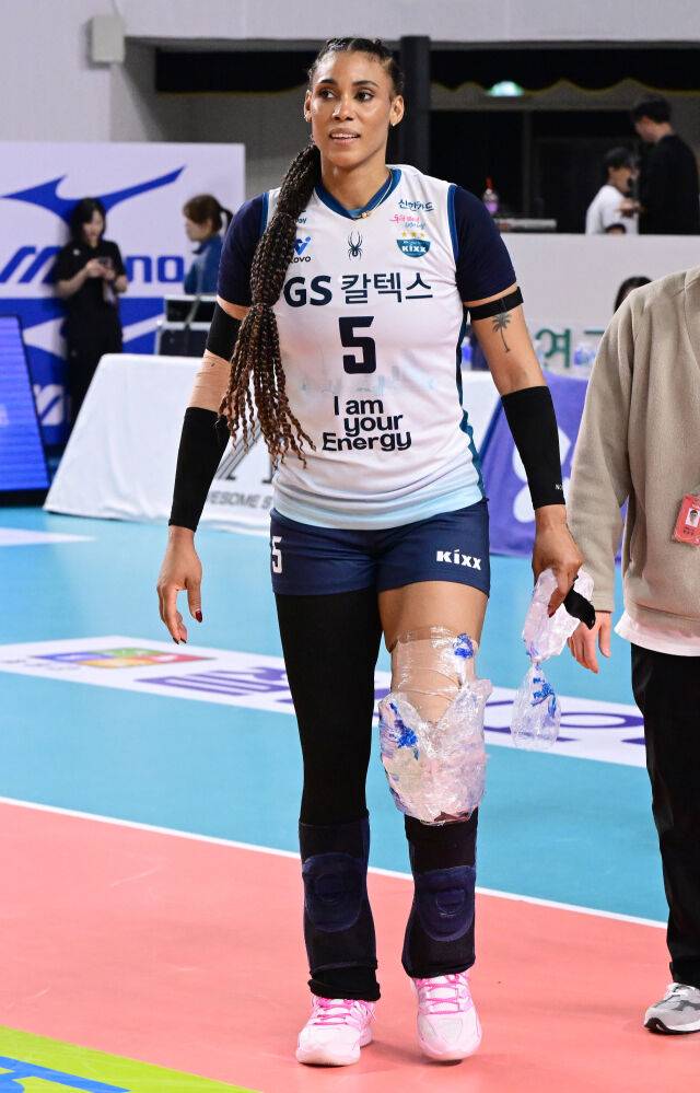 실바가 챔피언결정전 2차전에서 승리한 뒤 아이싱을 하고 이동하고 있다 / 한국배구연맹(KOVO)